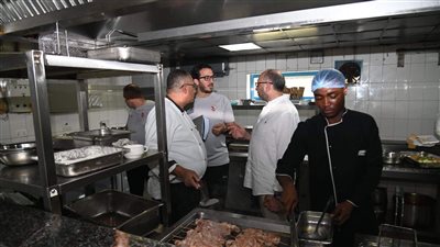 رئيس بعثة الزمالك في غانا يجتمع مع طبيب الفريق ودكتور التغذية (صور)