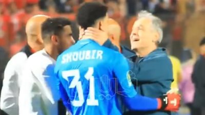 احتفال خاص من كولر مع شوبير ويوجه رسالة لجماهير الأهلي بعد التأهل لنهائي الأبطال (فيديو)