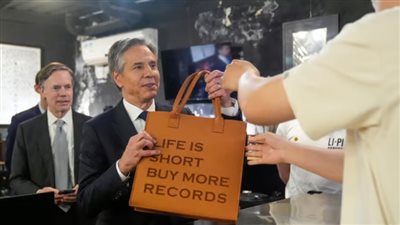 أسير السبعينيات، بلينكن يشتري ألبوما للمغنية تايلور سويفت في بكين (صور)