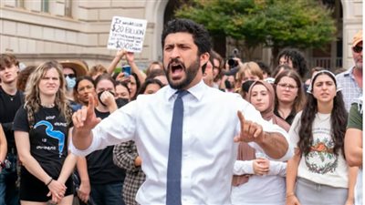 عضو بالكونجرس الأمريكي يشارك طلاب جامعة تكساس المظاهرت ضد الحرب في غزة (فيديو)