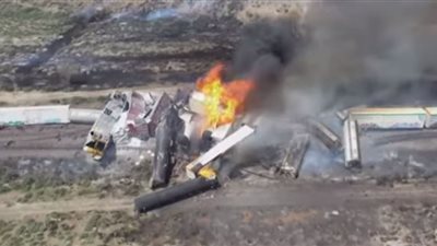 اندلاع حريق هائل إثر انحراف قطار محمل ببنزين في أمريكا