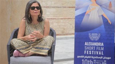  جلست القرفصاء أمام جمهور الإسكندرية، سلوى محمد علي تثير الغضب والنشطاء يكشفون السر