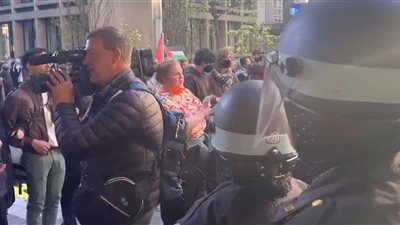 أساتذة جامعة نيويورك يتصدون للشرطة الأمريكية لمنعهم من الوصول للطلاب (فيديو)