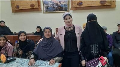 رئيسة حي الجمرك بالإسكندرية تتابع حملة 