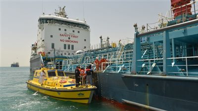 الإسعاف البحري بقناة السويس يستجيب لاستغاثة مريض بإحدى السفن العابرة (صور) 