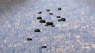 الأردن والإمارات ينزلان 73 طنا من المساعدات الإغاثية جويا لسكان غزة