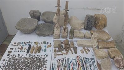 كنز أثري ضخم في أسيوط.. موظف يحوّل منزله إلى مغارة على بابا.. والأمن يضبط توابيت وتماثيل و1118 قطعة أثرية (صور)