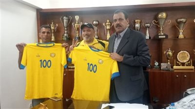 نائب رئيس الإسماعيلي يكرم اثنين من جماهير النادي