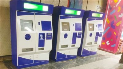 النقل تبرز طريقة استخدام مكينات صرف التذاكر آليا الموجودة بمحطات المترو (فيديو)