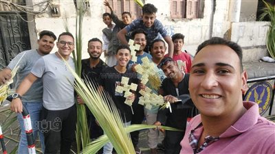 صلبان وقلوب وتيجان، 15 صورة ترصد احتفالات ليلة أحد السعف في الأقصر 