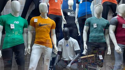 التيشيرت أغلى من القميص.. أسعار الملابس الرجالي في موسم صيف 2024.. وأبرز أشكال الموضة بالأسواق (صور)