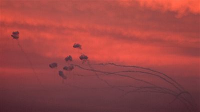 قصف كثيف على منطقة ميرون شمال إسرائيل وعشرات الانفجارات في المنطقة (فيديو)