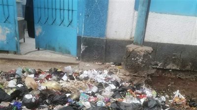  غاب التلاميذ وحضرت الزبالة، طلاب مدرسة بأسيوط يتلقون العلم برائحة الموت (فيديو وصور) 