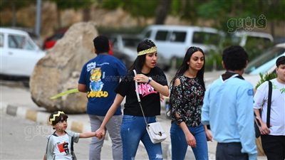 توافد الأقباط على دير سمعان الخراز لحضور قداس أحد السعف (صور)