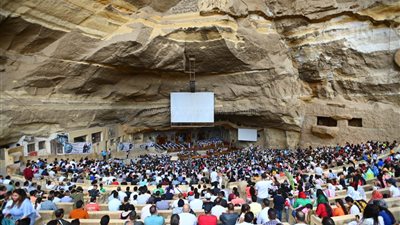 مئات الأقباط يحتفلون بـ أحد الشعانين في دير الأنبا سمعان الخراز (صور) 