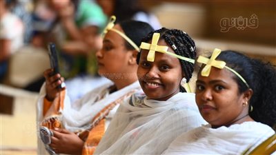 المسيحيون السودانيون يتصدرون المشهد بقداس أحد الشعانين بدير الأنبا سمعان (صور)