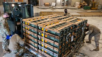 نيويورك تايمز تتهم أمريكا بتسليح أوكرانيا علانية وإسرائيل سرًّا