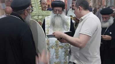 مطران دشنا يترأس طقس الجمعة العظيمة بكاتدرائية مارجرجس