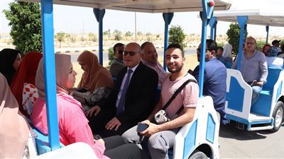 رئيس جامعة سوهاج يستقل الطفطف مع طلابه لتسهيل التنقل مجانًا 