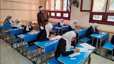 رئيس منطقة الأقصر الأزهرية يتابع امتحانات الفصل الدراسي الثاني