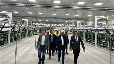 وزير قطاع الأعمال يتفقد مصانع شركة مصر للغزل والنسيج بالمحلة