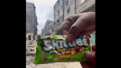 القوات الأمريكية تلقي مساعدات منتهية الصلاحية للفلسطينيين في غزة (فيديو)