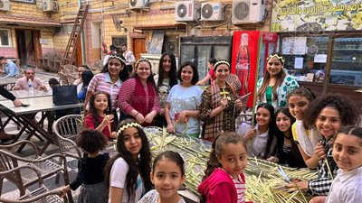 إكليل وخواتم من السعف، مظاهر احتفال أقباط بورسعيد بـ أحد الشعانين (صور)