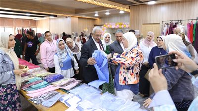 نائبَا رئيس الجامعة يفتتحان معرضًا خيريًّا للملابس بكلية طب بنات الأزهر بالقاهرة (صور)
