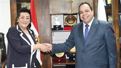 تعليم الكبار ومؤسسة فاروق الباز تبحثان فرص عمل للمتحررين من الأمية