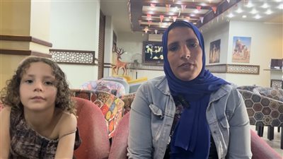 لا تطيق الثياب فوق جلدها، طفلة كفر الدوار تعاني مرضا نادرا منذ ولادتها (فيديو)