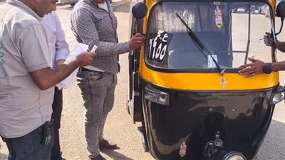ضبط على 12 مركبة توك توك للسير عكس الاتجاه بجنوب الجيزة (صور)
