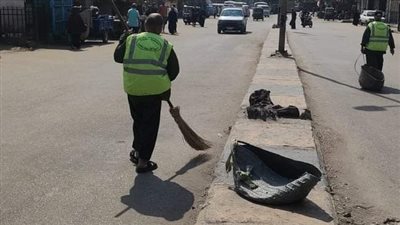 حملات نظافة مكبرة بمحيط محطة قطارات الصعيد ومترو الأنفاق في حي إمبابة (صور)