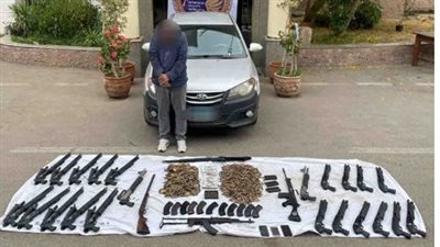 ضبط 26 بندقية و2085 طلقة داخل سيارة في الجيزة