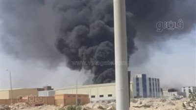 إصابة 4 عمال في حريق داخل مصنع بمدينة بدر (صور)