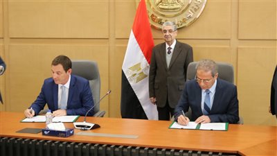 الكهرباء توقع عقودا لتحسين الفقد الفني بشبكة الجهد المتوسط