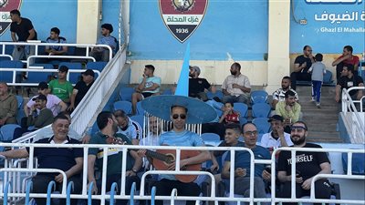 مشجع محلاوي يدعم الفريق بالجيتار قبل مباراة لافيينا