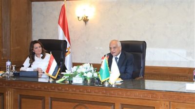 محافظ الجيزة يسلم منحا مالية لــ 35 فتاة من المقبلات على الزواج 