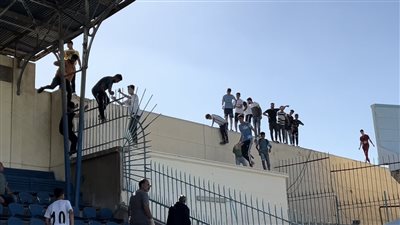 جماهير غزل المحلة تتسلق الأسوار لمشاهدة مباراة لافيينا (فيديو وصور) 