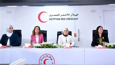 قرينة السيسي وحرم رئيس البوسنة والهرسك تتفقدان غرفة عمليات الهلال الأحمر (صور) 