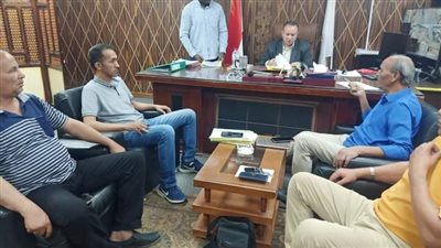 رئيس مركز الفرافرة يلتقي رؤساء القرى ويؤكد على تحقيق مطالب المواطنين 