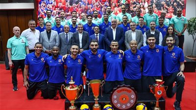 لقطات من حفل تكريم رجال طائرة الأهلي بعد الرباعية التاريخية (صور)