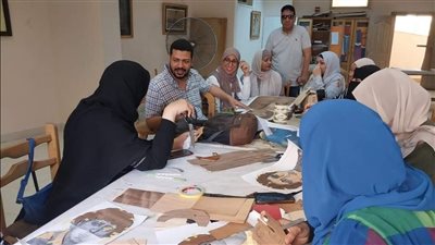 إقبال الشباب على ورشة إعادة تدوير المخلفات بقصر ثقافة الأقصر