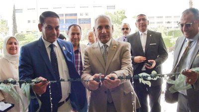 رئيس جامعة المنيا يفتتح معرض سوق الفن بكلية الفنون