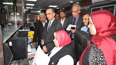 نائب محافظ سوهاج يتفقد المركز التكنولوجي لخدمة المواطنين بأخميم 