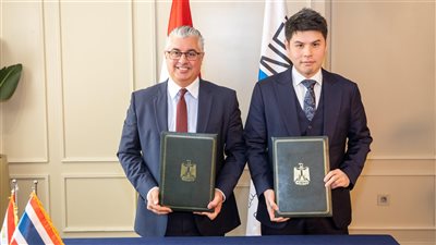  اقتصادية قناة السويس توقع عقد مصنع للملابس الرياضية 