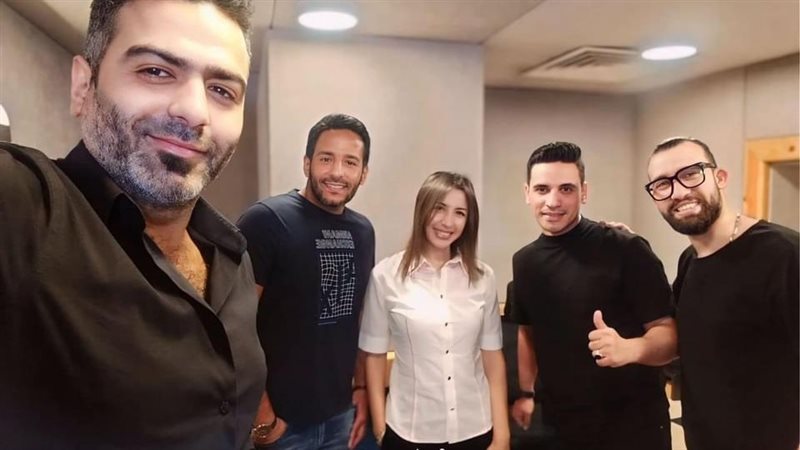 جنات مع فريق عمل