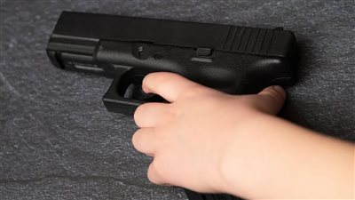 مستخدما مسدس والدته، طفل أمريكي يطلق النار على نفسه بالخطأ 