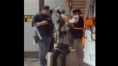 الشرطة تجرد مسلمة من حجابها خلال مظاهرات الجامعات الأمريكية ضد الحرب في غزة (فيديو)