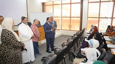 محافظ مطروح يتفقد فعاليات القوافل التعليمية (صور)