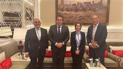 وزير الصحة يناقش إطلاق حملة لمنع نقل الأمراض من الأم الحامل للجنين